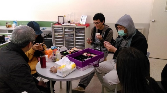 104學年度視傳系畢業系友回娘家活動圖片