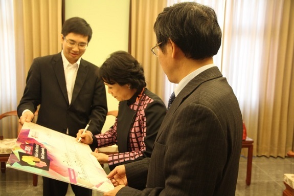 許力心同學參賽表現優異，邱理事長、唐校長親自頒發美金5000元獎勵金！圖片