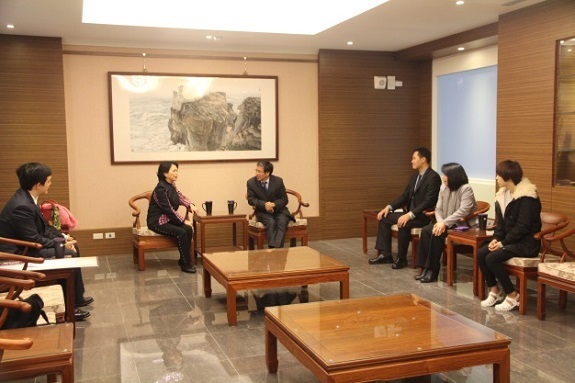 許力心同學參賽表現優異，邱理事長、唐校長親自頒發美金5000元獎勵金！圖片