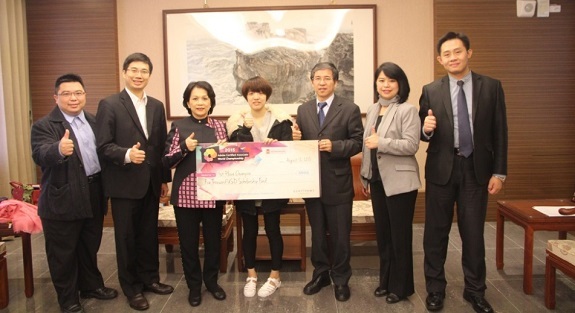 許力心同學參賽表現優異，邱理事長、唐校長親自頒發美金5000元獎勵金！圖片